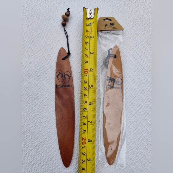 3/$20💗Set of 2 Hawaiian Islands Carved Wood Bookmarks - Picture 4 of 4